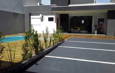 Imagem: A casa possui 3 Dormitórios, 4 Banheiros, 3 Vagas na garagem