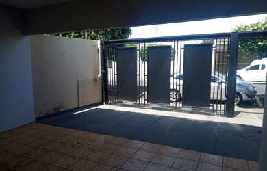 Imagem: A casa possui 4 Dormitórios, 3 Banheiros, 2 Vagas na garagem