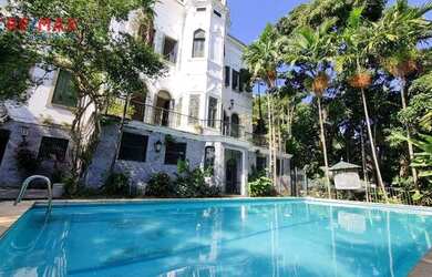 Imagem: A casa possui 5 Dormitórios, 5 Banheiros, 4 Vagas na garagem