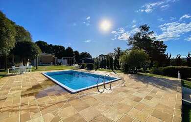 Imagem: A casa possui 2 Dormitórios, 2 Banheiros, 5 Vagas na garagem