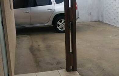 Imagem: A casa possui 3 Dormitórios, 1 Banheiro, 2 Vagas na garagem