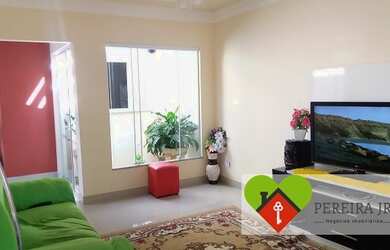 Imagem: A casa possui 3 Dormitórios, 3 Banheiros, 2 Vagas na garagem