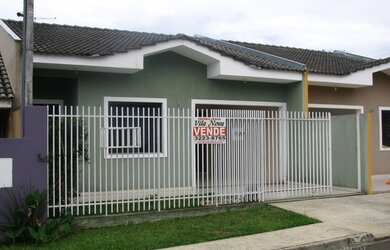 Imagem: A casa possui 2 Dormitórios, 1 Banheiro, 2 Vagas na garagem