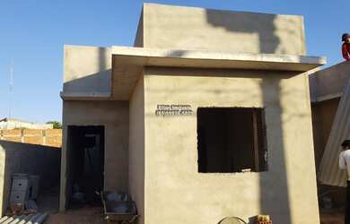 Imagem: A casa possui 3 Dormitórios, 1 Banheiro, 1 Vaga na garagem