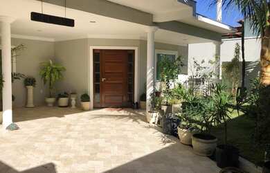 Imagem: A casa possui 5 Dormitórios, 2 Banheiros, 4 Vagas na garagem