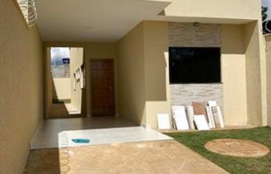 Imagem: A casa possui 2 Dormitórios, 2 Banheiros, 2 Vagas na garagem