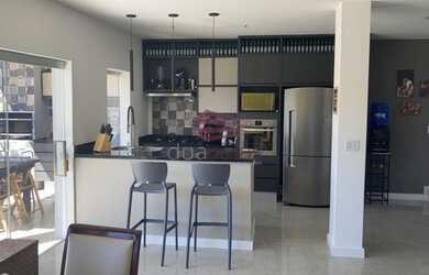 Imagem: A casa em condomínio possui 4 Dormitórios, 4 Banheiros, 1