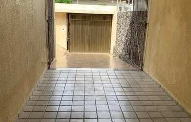 Imagem: A casa possui 2 Dormitórios, 2 Banheiros, 2 Vagas na garagem