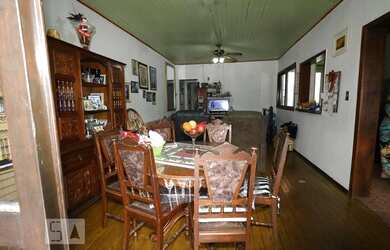 Imagem: A casa possui 3 Dormitórios, 4 Banheiros, 140m² de Área e