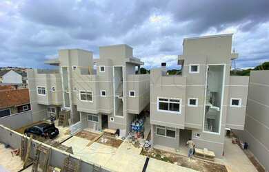 Imagem: A casa possui 3 Dormitórios, 3 Banheiros, 2 Vagas na garagem