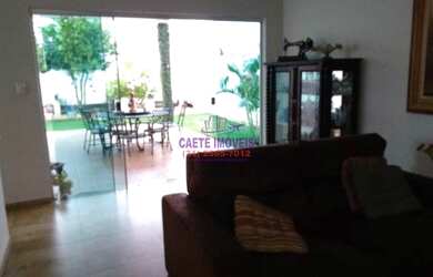 Imagem: A casa possui 3 Dormitórios, 1 Banheiro, 4 Vagas na garagem