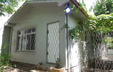 Imagem: A casa possui 3 Dormitórios, 1 Banheiro, 2 Vagas na garagem