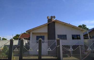 Imagem: A casa possui 5 Dormitórios, 2 Banheiros, 302m² de Área e