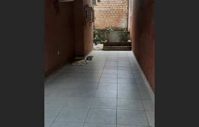 Imagem: A casa possui 2 Dormitórios, 2 Banheiros, 2 Vagas na garagem