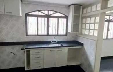 Imagem: A casa possui 3 Dormitórios, 2 Banheiros, 1 Vaga na garagem