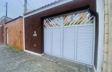 Imagem: A casa possui 4 Dormitórios, 3 Banheiros, 4 Vagas na garagem