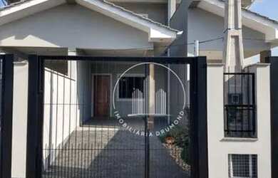 Imagem: A casa possui 2 Dormitórios, 2 Banheiros, 1 Vaga na garagem