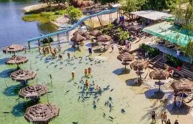 Imagem: A casa possui 3 Dormitórios e 5 Vagas na garagem e está localizado