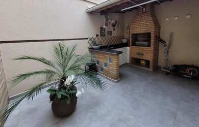 Imagem: A casa possui 3 Dormitórios, 3 Banheiros, 2 Vagas na garagem