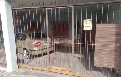 Imagem: A casa possui 3 Dormitórios, 2 Banheiros, 2 Vagas na garagem