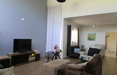 Imagem: A casa à venda possui 2 Dormitórios, 3 Banheiros, 4 Vagas