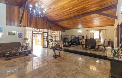 Imagem: A casa possui 4 Dormitórios, 5 Banheiros, 5 Vagas na garagem