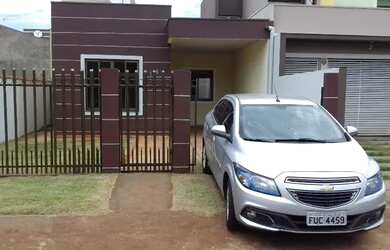 Imagem: A casa possui 2 Dormitórios, 1 Banheiro, 2 Vagas na garagem