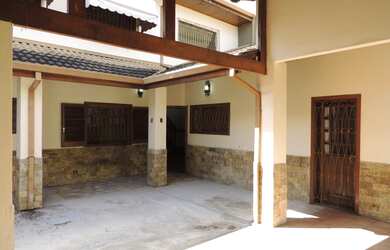 Imagem: A casa possui 3 Dormitórios, 3 Banheiros, 4 Vagas na garagem