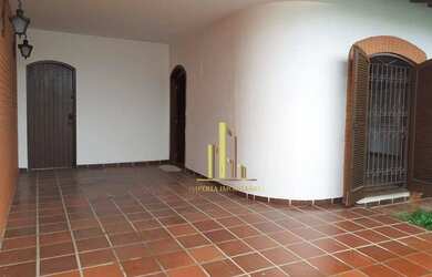 Imagem: A casa possui 4 Dormitórios, 3 Banheiros, 2 Vagas na garagem