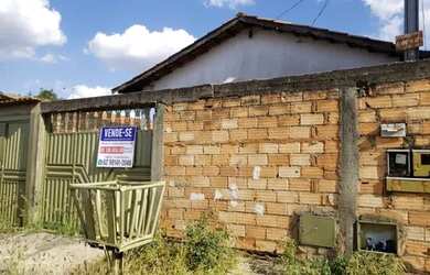 Imagem: A casa possui 4 Dormitórios, 2 Banheiros, 300m² de Área e