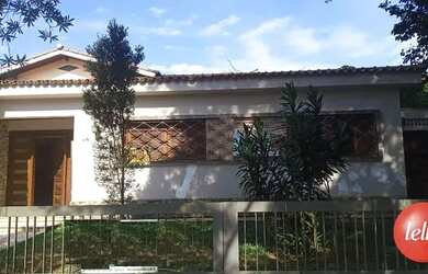 Imagem: A casa possui 5 Dormitórios, 4 Banheiros, 4 Vagas na garagem