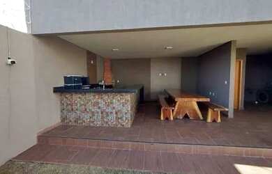 Imagem: A casa possui 3 Dormitórios, 2 Banheiros, 2 Vagas na garagem