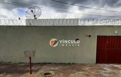 Imagem: A casa possui 3 Dormitórios, 1 Banheiro, 3 Vagas na garagem