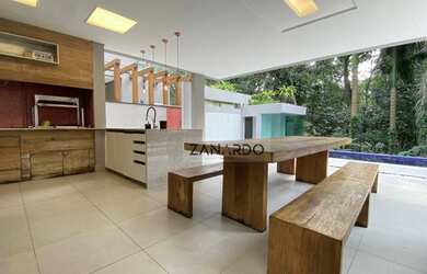 Imagem: A casa em condomínio possui 5 Dormitórios, 5 Banheiros, 5