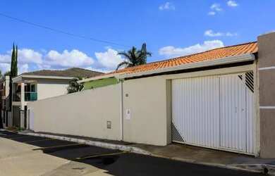 Imagem: A casa em condomínio possui 3 Dormitórios, 2 Banheiros e 5