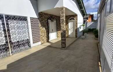 Imagem: A casa possui 5 Dormitórios, 5 Banheiros, 5 Vagas na garagem