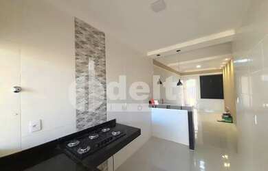 Imagem: A casa possui 2 Dormitórios, 2 Banheiros, 2 Vagas na garagem