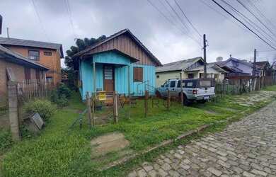 Imagem: A casa possui 3 Dormitórios, 1 Banheiro, 2 Vagas na garagem