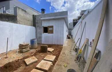 Imagem: A casa possui 2 Dormitórios, 2 Banheiros, 2 Vagas na garagem