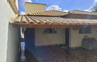 Imagem: A casa possui 2 Dormitórios, 1 Banheiro, 2 Vagas na garagem