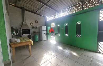 Imagem: A casa possui 3 Dormitórios, 2 Banheiros, 2 Vagas na garagem