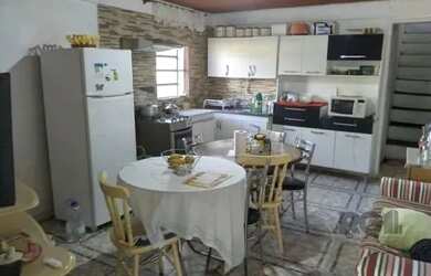 Imagem: A casa possui 4 Dormitórios, 2 Banheiros, 2 Vagas na garagem