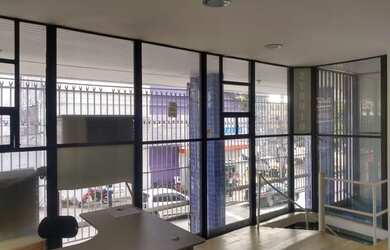 Imagem: O depósito para alugar possui e está localizado em Nazaré