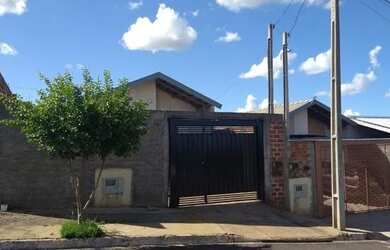 Imagem: A casa possui 2 Dormitórios, 1 Banheiro, 1 Vaga na garagem