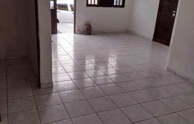 Imagem: A casa possui 3 Dormitórios e 1 Banheiro e está localizado