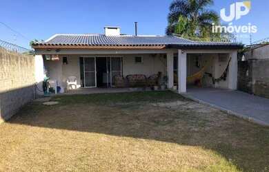 Imagem: A casa possui 1 Dormitório, 2 Banheiros, 4 Vagas na garagem