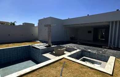 Imagem: A casa em condomínio possui 4 Dormitórios, 5 Banheiros, 4