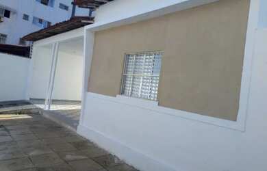 Imagem: A casa possui 3 Dormitórios, 2 Banheiros, 5 Vagas na garagem