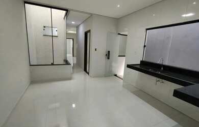 Imagem: A casa possui 3 Dormitórios, 2 Banheiros, 1 Vaga na garagem