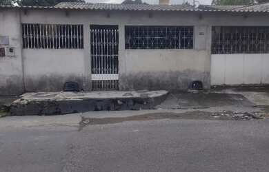 Imagem: A casa possui 3 Dormitórios, 1 Banheiro, 3 Vagas na garagem